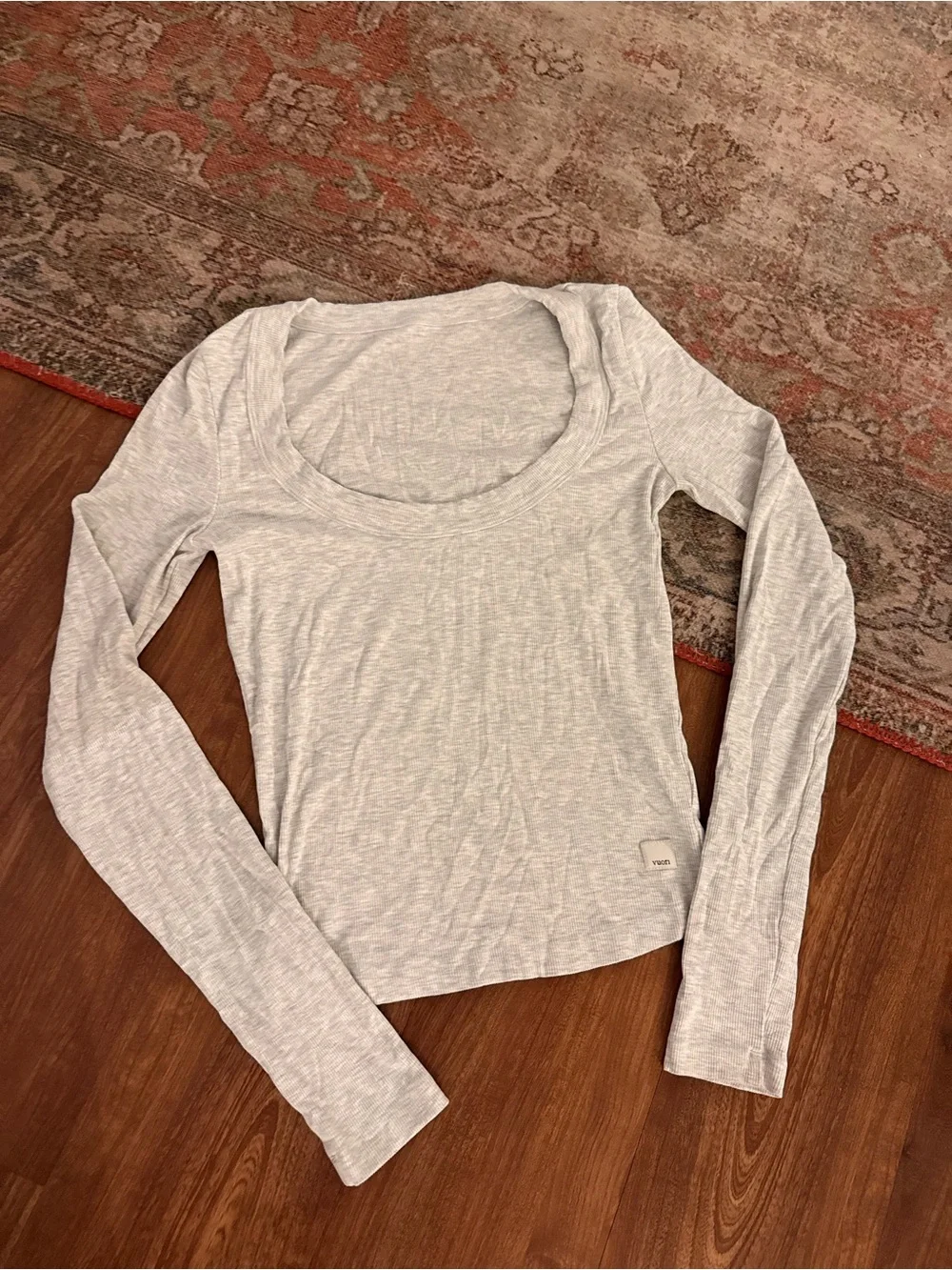 Vuori Heather Light Gray Scoop Neck Long Sleeve Tee - Picture 1 of 3